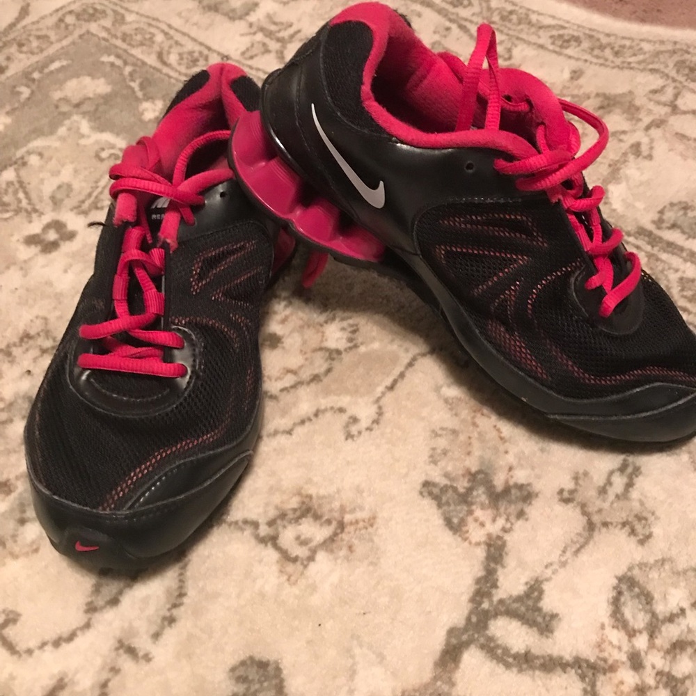 Tennis shoes